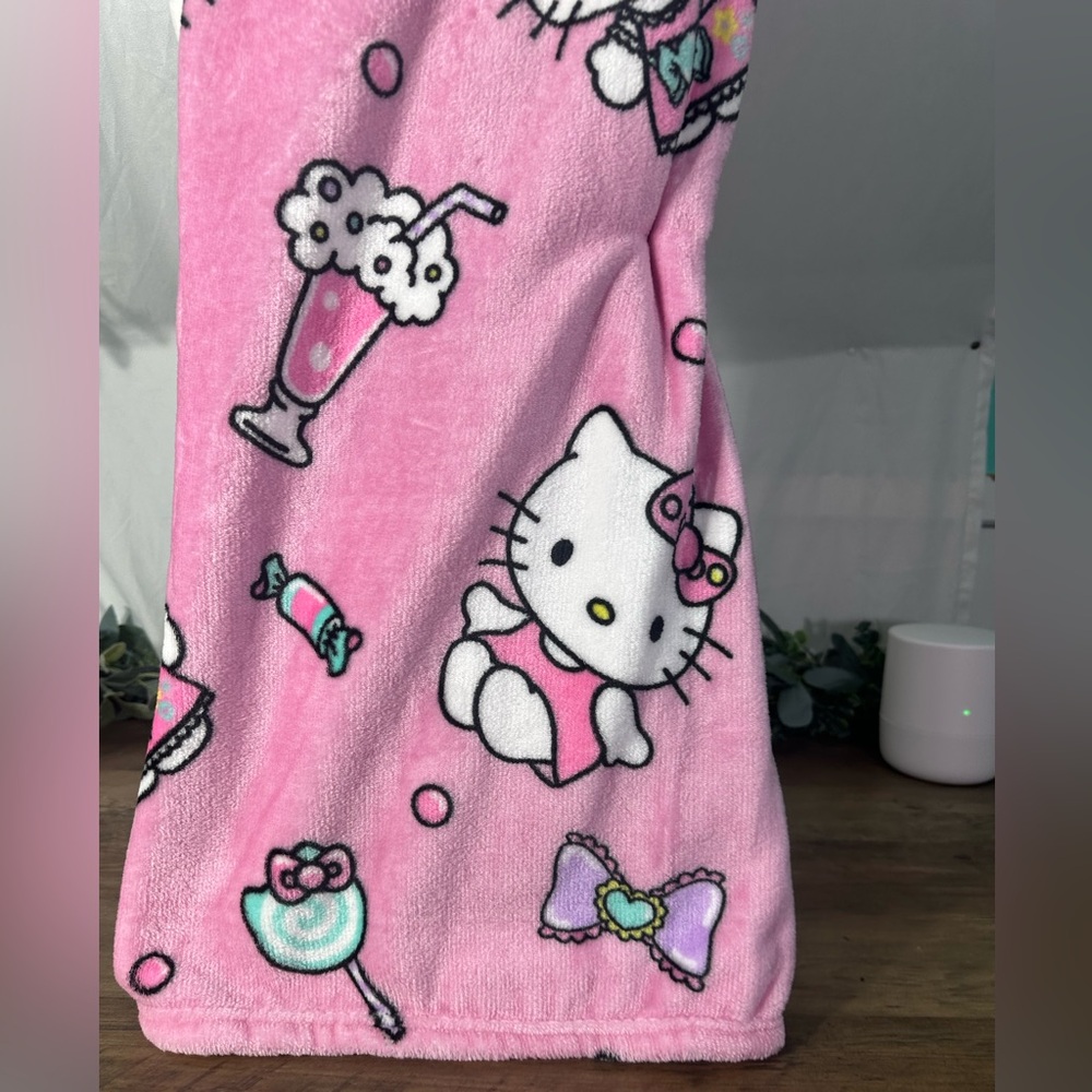 Hello Kitty Pink Sweet Treat throw blanket - Picture 2 of 3